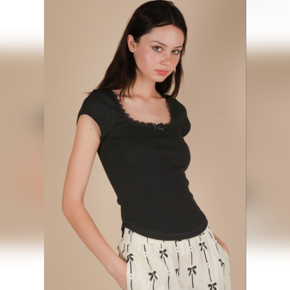 🖤NIP/NWT New In "Onyx🖤 Lace And Bow🎀 Trim Square Neckline Top" Black🖤 Medium - Picture 3 of 15